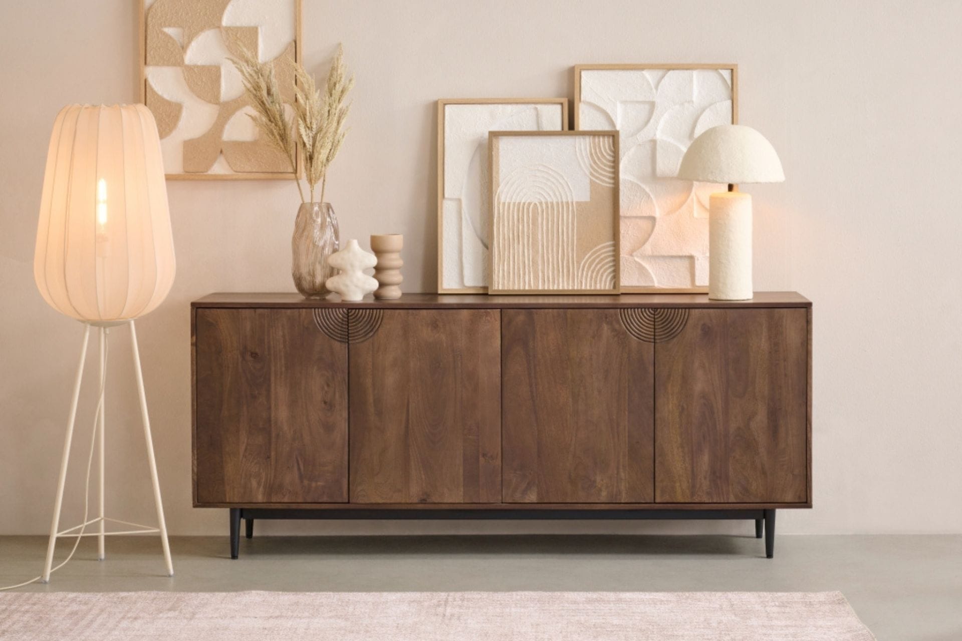 Tafellamp op dressoir en een vloerlamp